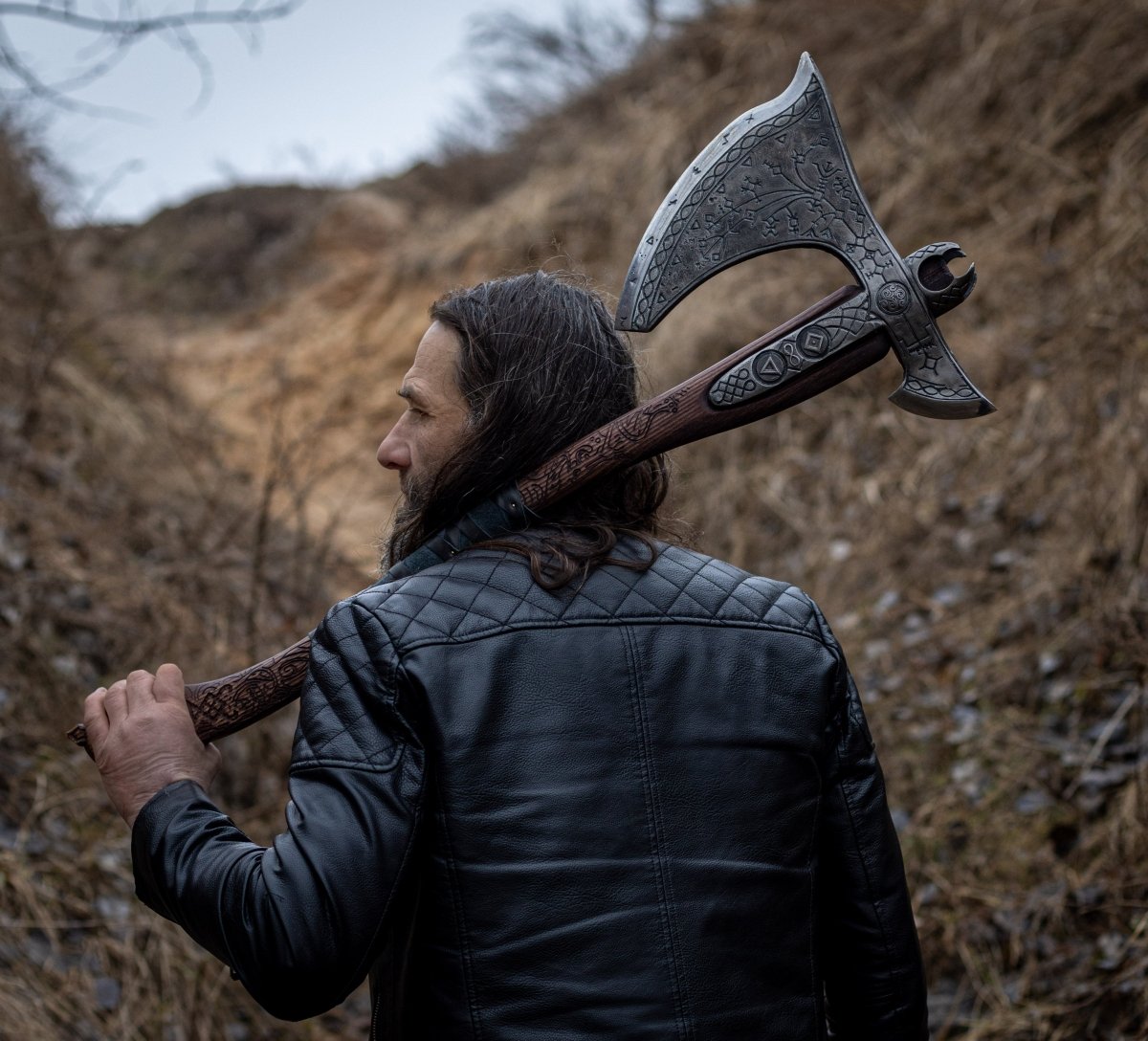 Real Leviathan axe with Glow-in-the-Dar Runes