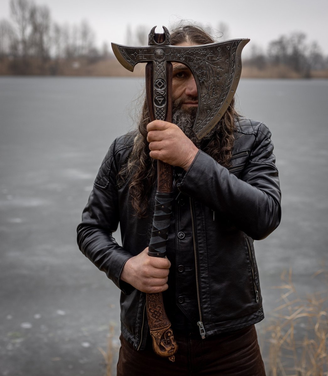 Real Leviathan axe with Glow-in-the-Dar Runes