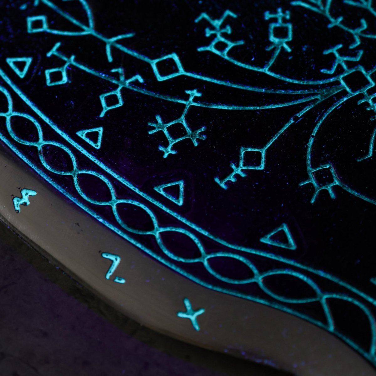 Real Leviathan axe with Glow-in-the-Dar Runes